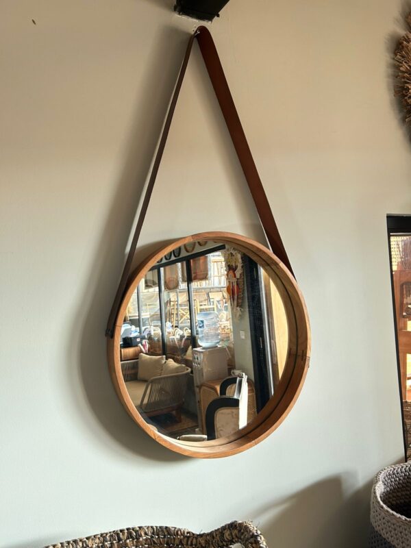 Round Mirror - With Hanging Model