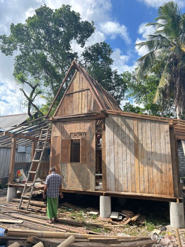 Wooden Antique House - Medium Size - Gambar 3